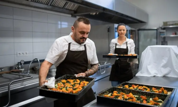 que hacen los ayudantes de cocina - Cuáles son las tareas de un ayudante de cocina