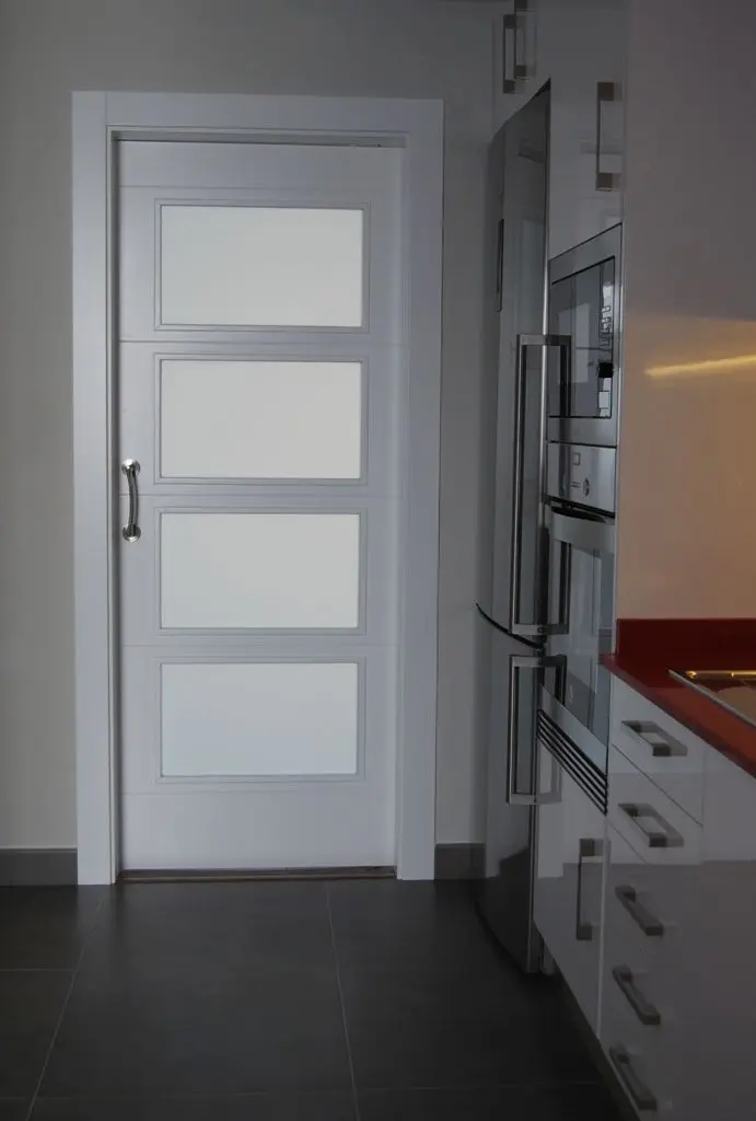 puerta aluminio cocina - Qué es mejor una puerta de madera o de aluminio